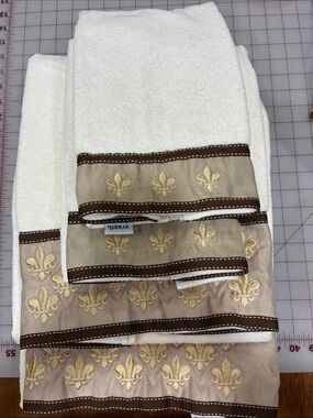 Avanti vintage Bath Towel Set with Gold Fleur-de-Lis Trim